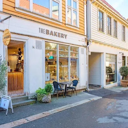 Private Affordable Single Next To Fish Market Lejlighed